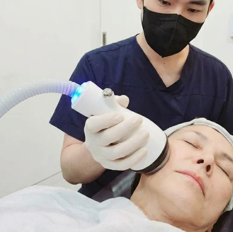 극초단파 리프팅 장비로 얼굴을 시술하는 장면